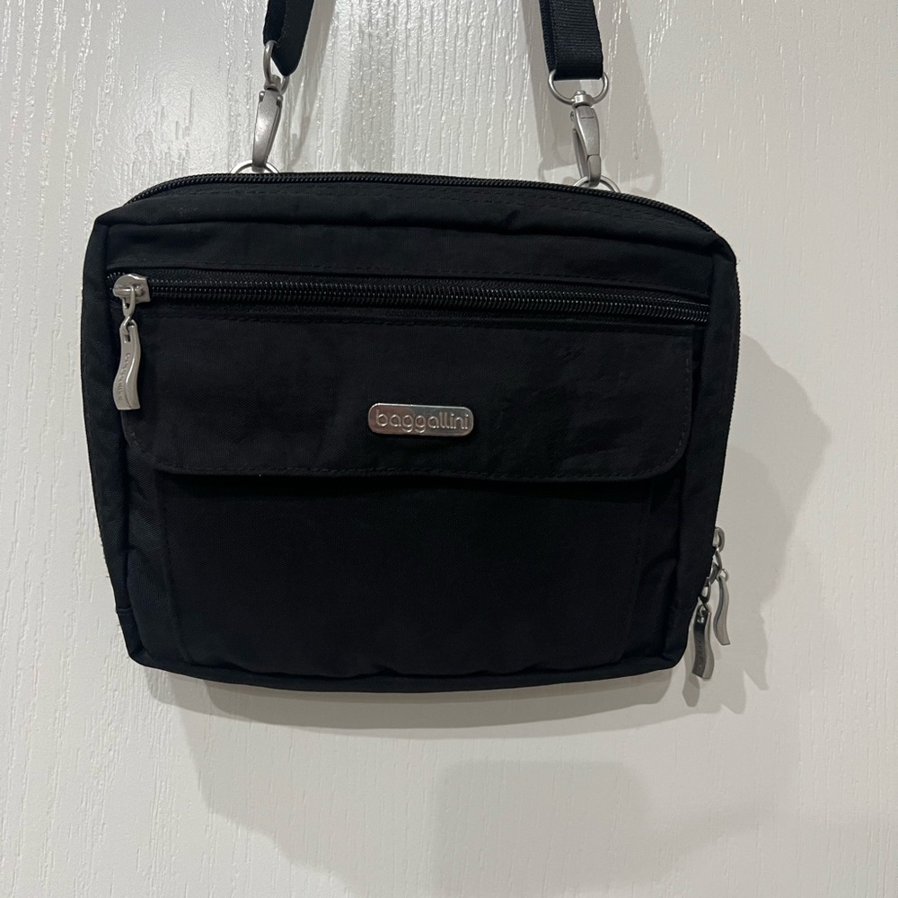 Baggallini Black Wander Bagg** Crossbody